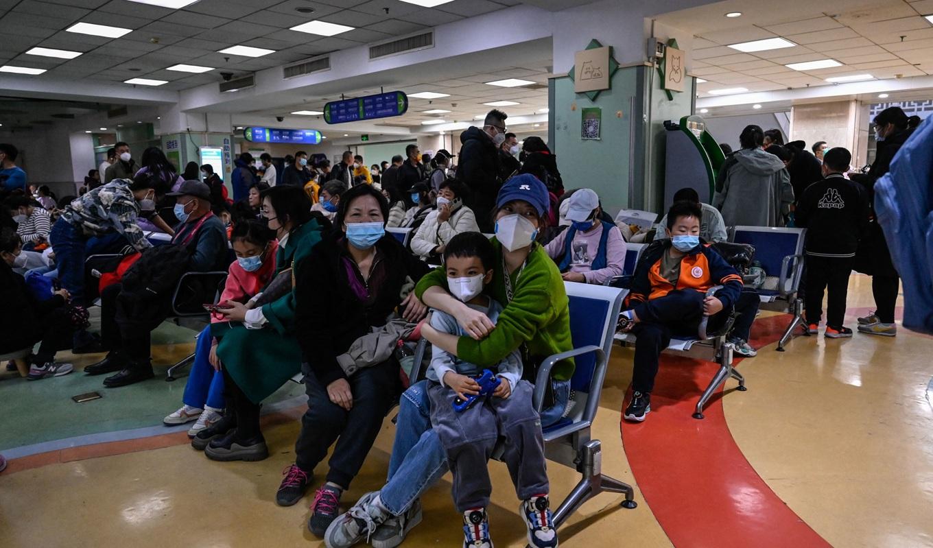 Barn och deras föräldrar väntar på ett barnsjukhus i Peking den 23 november. WHO bad Kina om mer informat ion om en luftvägssjukdom som sprider sig. Foto: Jade Gao/AFP via Getty Images