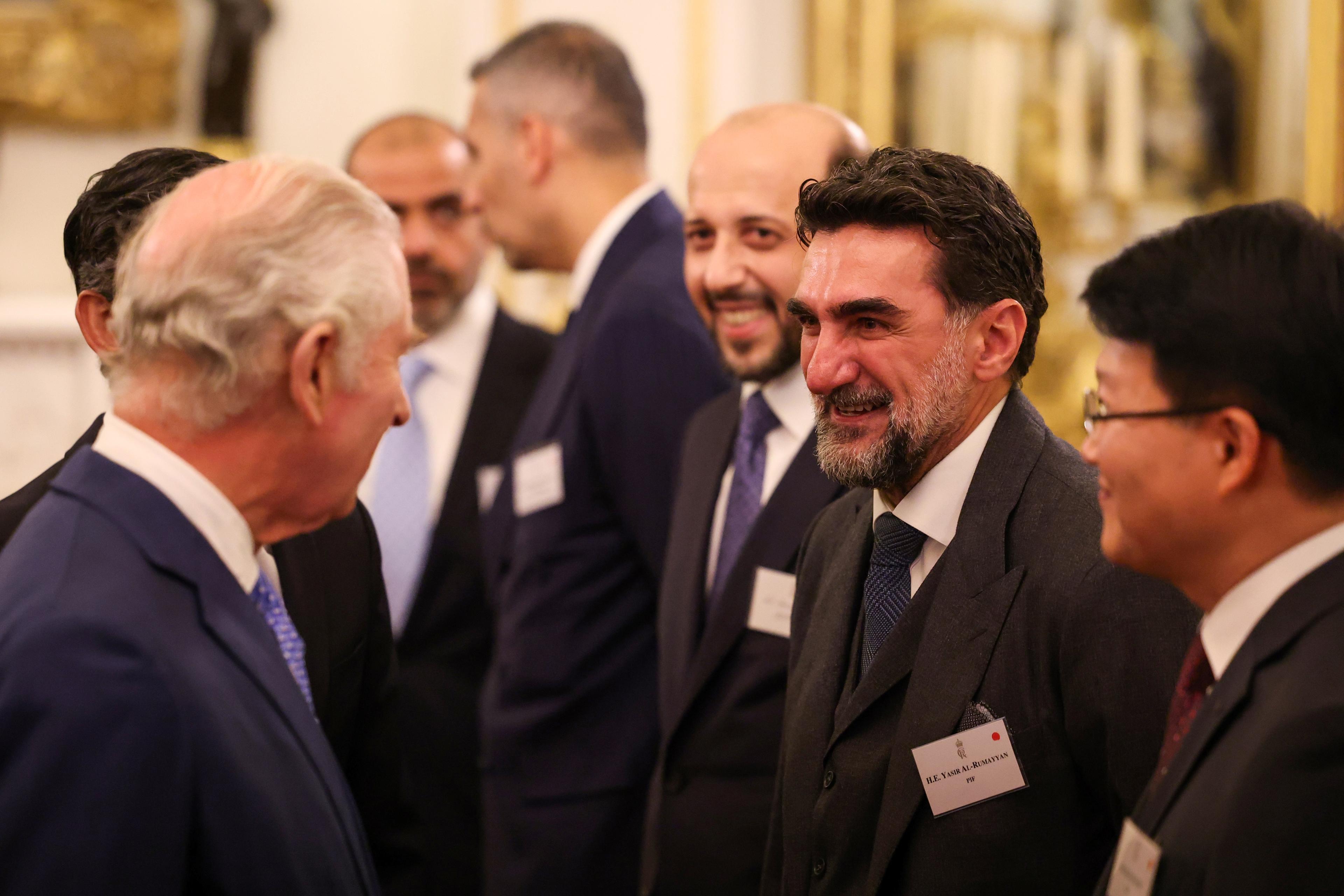 Storbritanniens kung Charles III talar med Yasir Al-Rumayyan vid en mottagning på Buckingham Palace den 27 november. Foto: Daniel Leal – WPA Pool/Getty Images