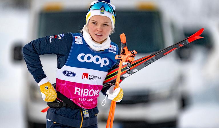 Skidåkerskan Emma Ribom fick en fin start på världscupen med seger i finska Ruka. Hon gör allt hon kan för att inte bli sjuk – men det är svårt. Foto: Ulf Palm/TT