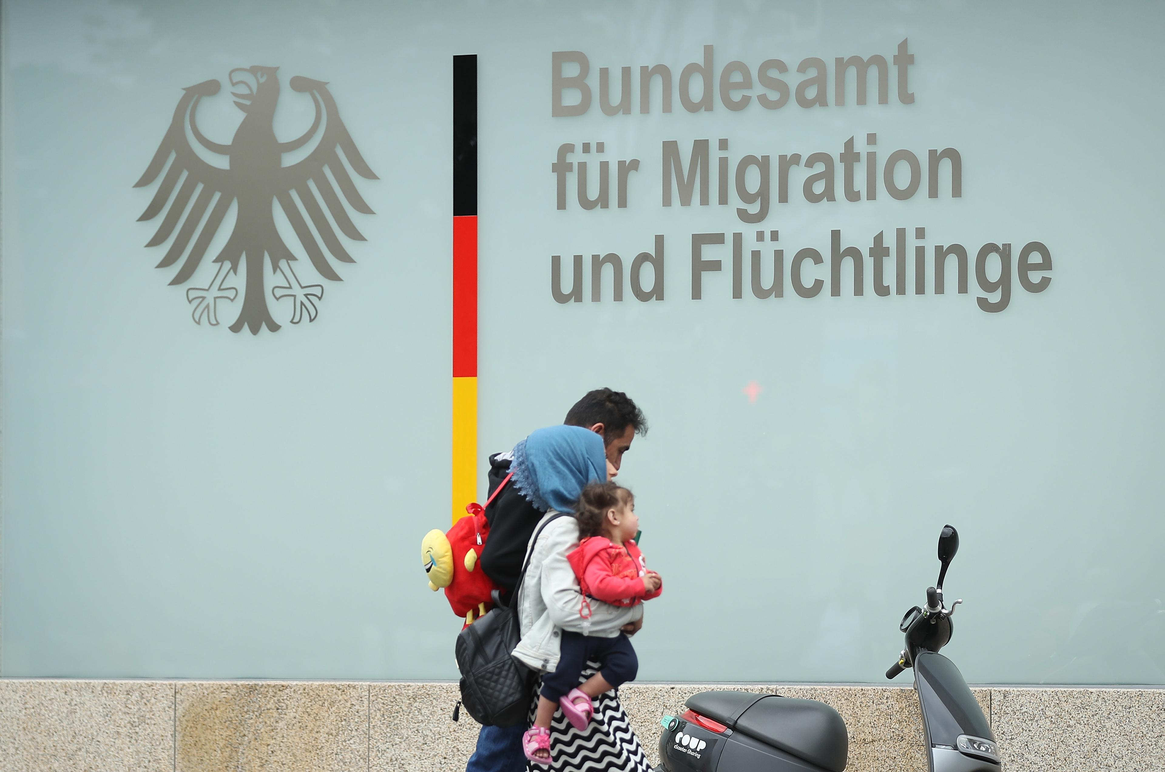 En familj går förbi den tyska migrationsmyndigheten BAMF i Berlin den 18 maj 2018. Foto: Sean Gallup/Getty Images