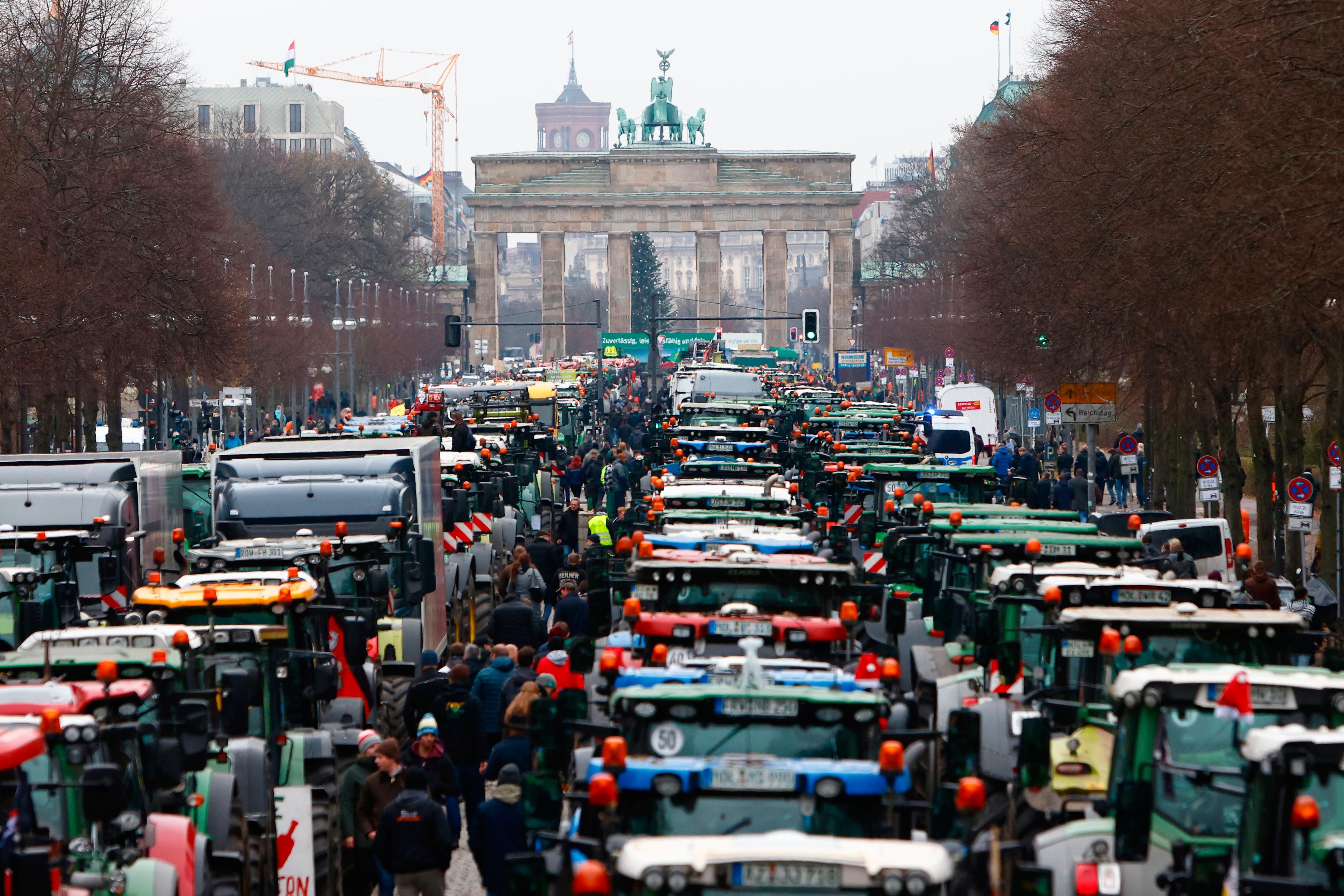 Tyska bönder med sina traktorer vid Brandenburger Tor i Berlin den 18 december 2023. Foto: Michele Tantussi/Getty Images