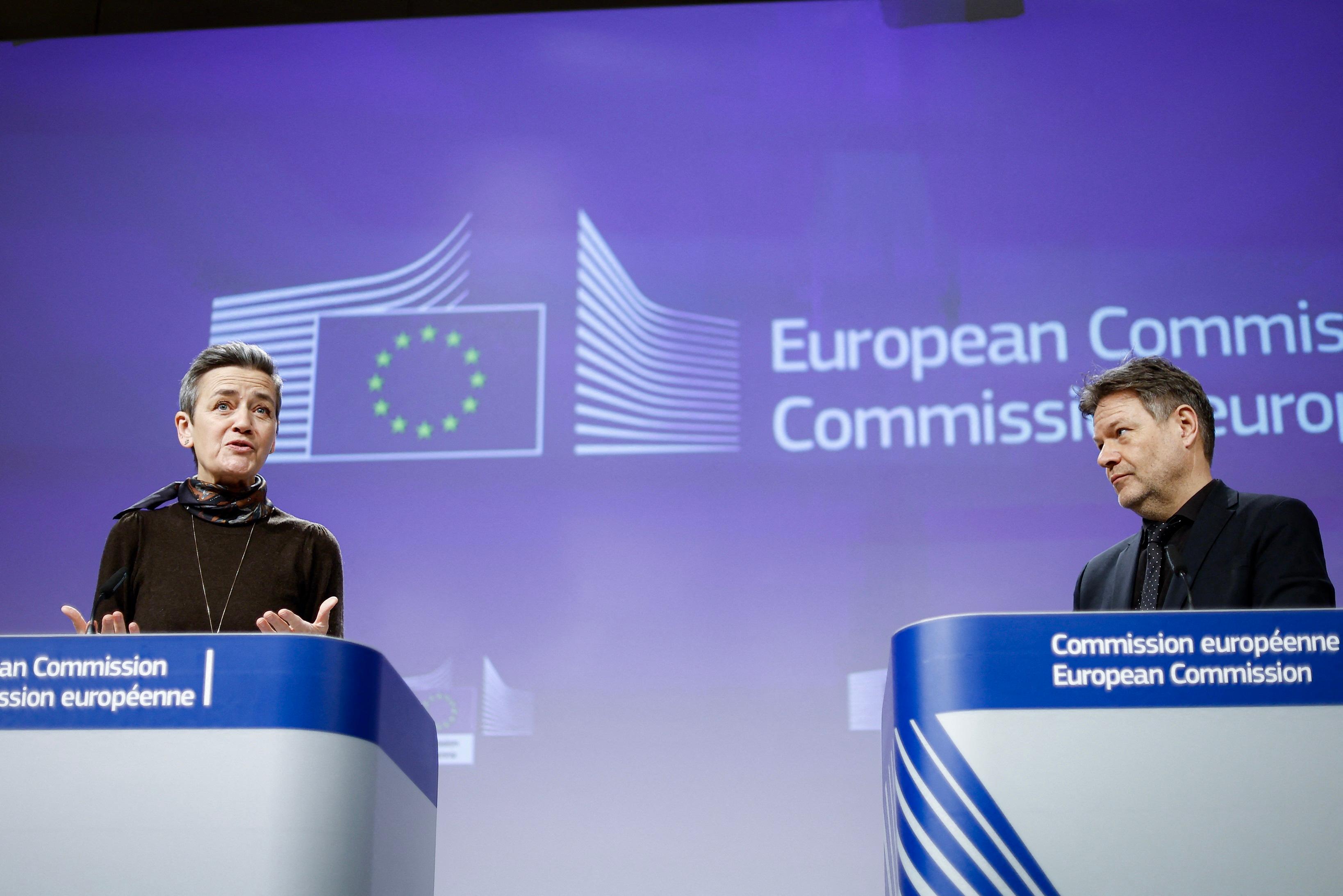 Margrethe Vestager. EU-kommissionär för konkurrensfrågor, och Robert Habeck, ekonomiminister i Tyskland, håller en pressträff den 8 januari om att EU-kommissionen har godkänt tyskt stöd till Northvolt. Foto: Kenzo Tribouillard/AFP via Getty Images