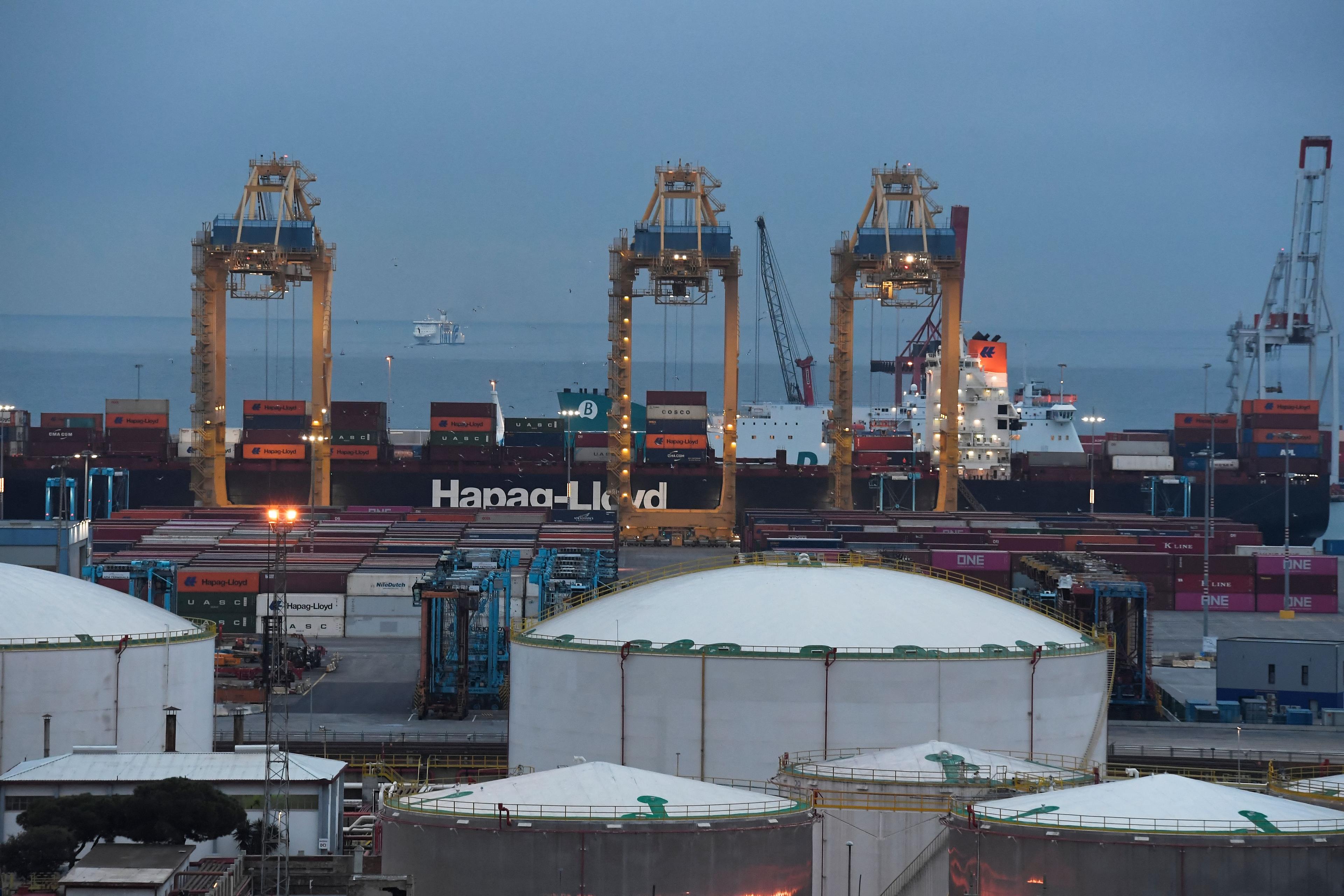 Ett containerfartyg tillhörande Hapag-Lloyd i Barcelonas hamn. Storföretaget har valt att tills vidare inte använda sig av Suezkanalen. Foto: Pau Barrena/AFP Via Getty Images