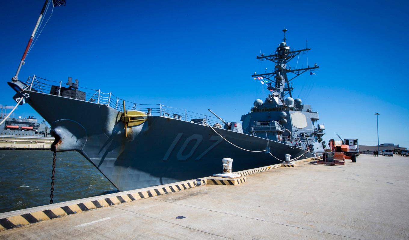 Den amerikanska flottans jagare USS Gravely var en av de enheter som ryckte ut till containerfartyget Mærsk Hangzhous hjälp. Arkivbild. Foto: John C. Clark/AP/TT