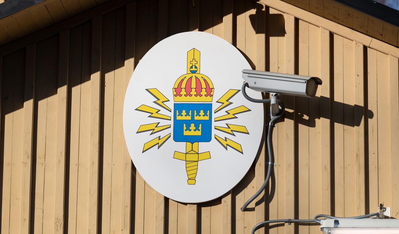 Den misstänkta kvinnan lämnar sin tjänst vid Försvarets radioanstalt (FRA). Arkivbild. Foto: Stina Stjernkvist/TT