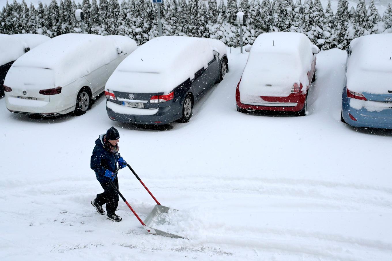 Natten till torsdagen föll mycket snö över många delar i landet. Bilden visar Solna, Stockholms län. Foto: Janerik Henriksson/TT