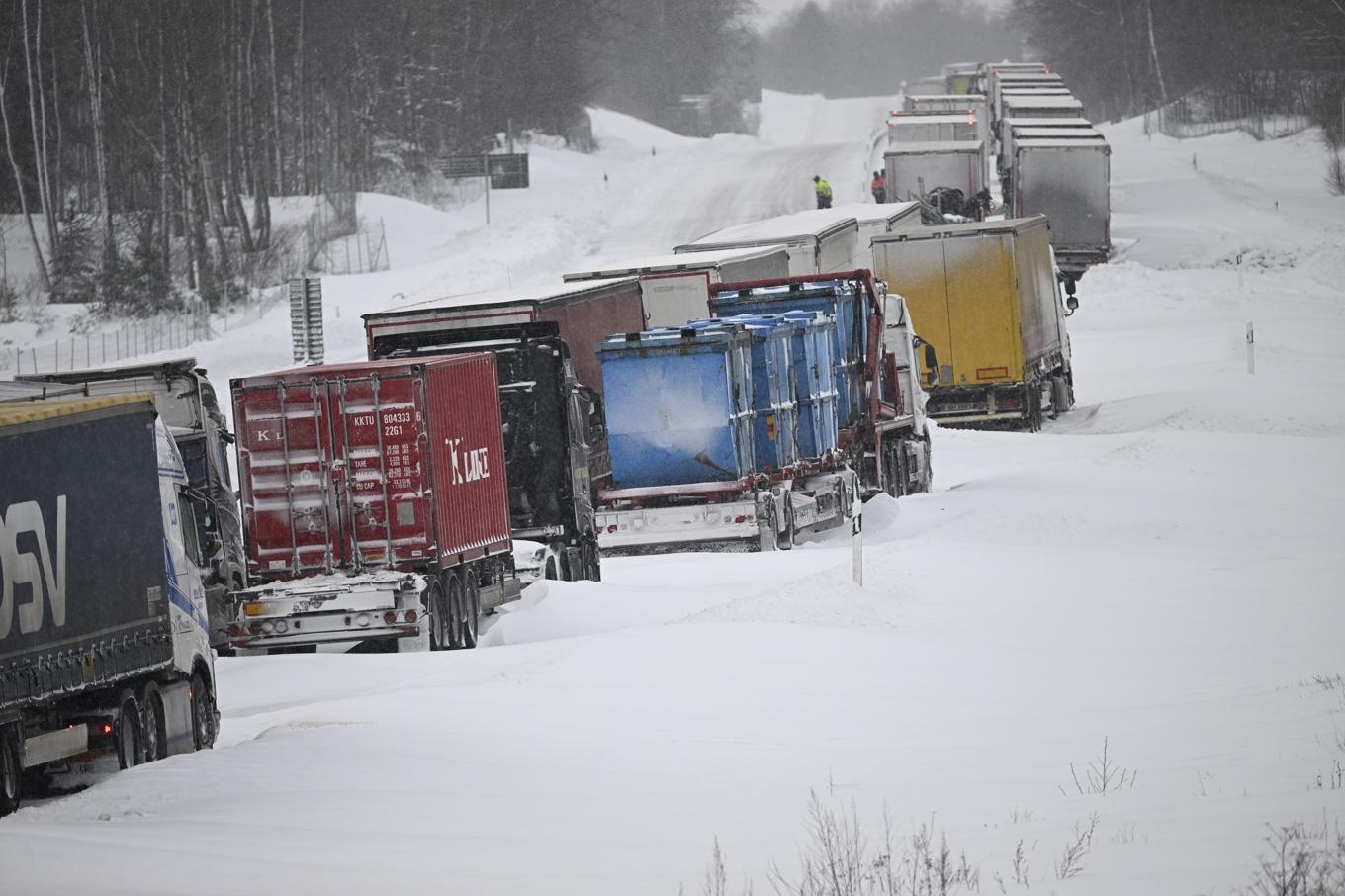 Ett stort antal lastbilar satt fast på E22 vid Linderöd till sent på torsdagskvällen, då bärgningen var klar. Foto: Johan Nilsson/TT