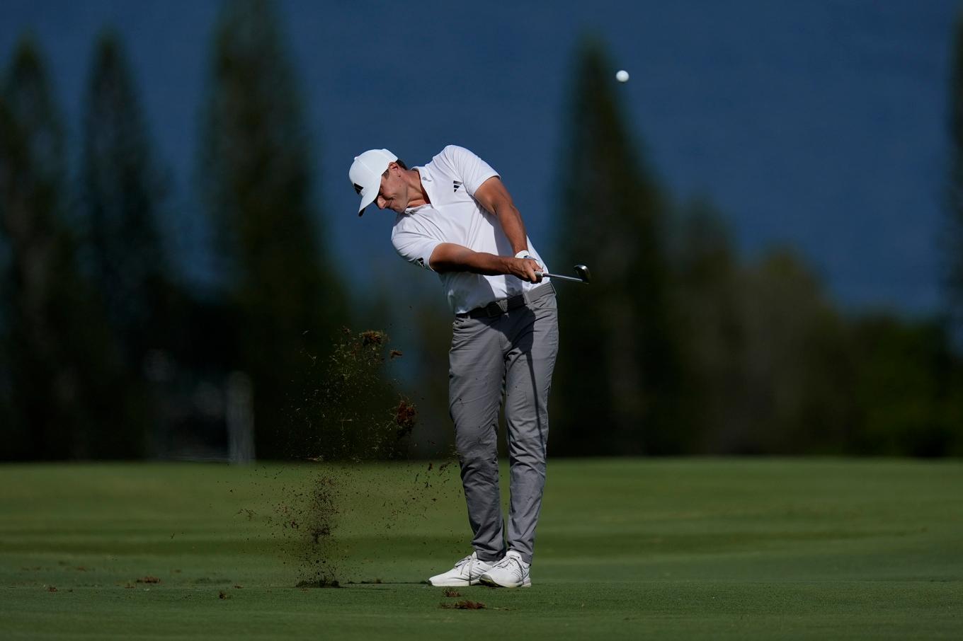 Ludvig Åberg har det kämpigt i säsongsinledningen på Hawaii. Foto: Matt York/AP/TT