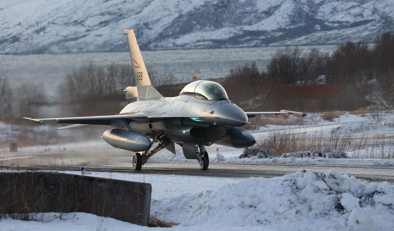 Norskt F-16 på Bodø flyplats tidigare i veckan, på väg till Danmark för att utbilda ukrainska piloter. Foto: Jan Langhaug/NTB/TT