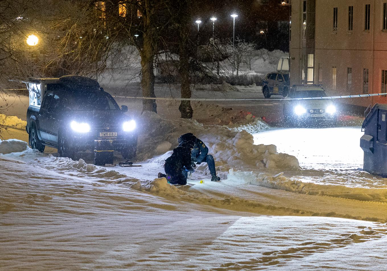 Polisens tekniker arbetar på platsen under natten. Foto: Stefan Jerrevång/TT