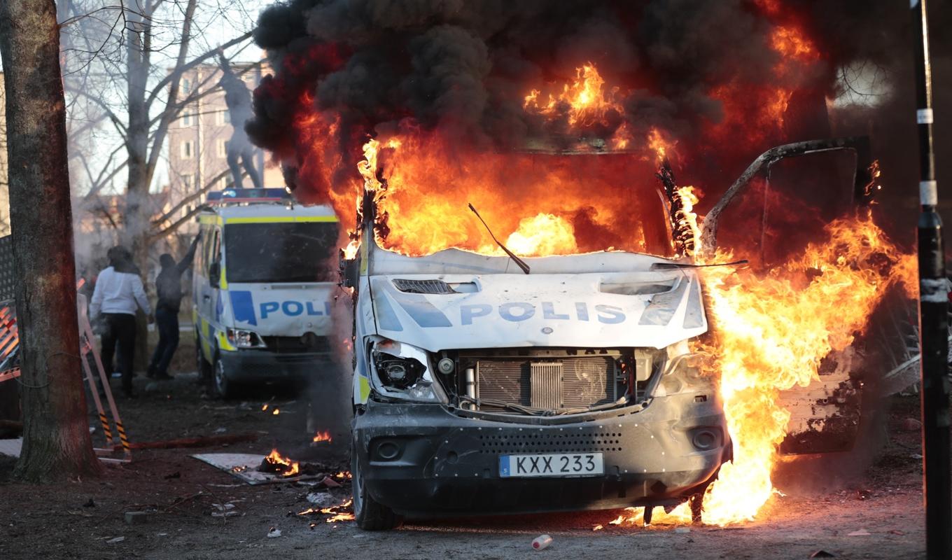 Flera poliser skadades under upploppet i Sveaparken i Örebro i april 2022. Arkivbild. Foto: Kicki Nilsson/TT