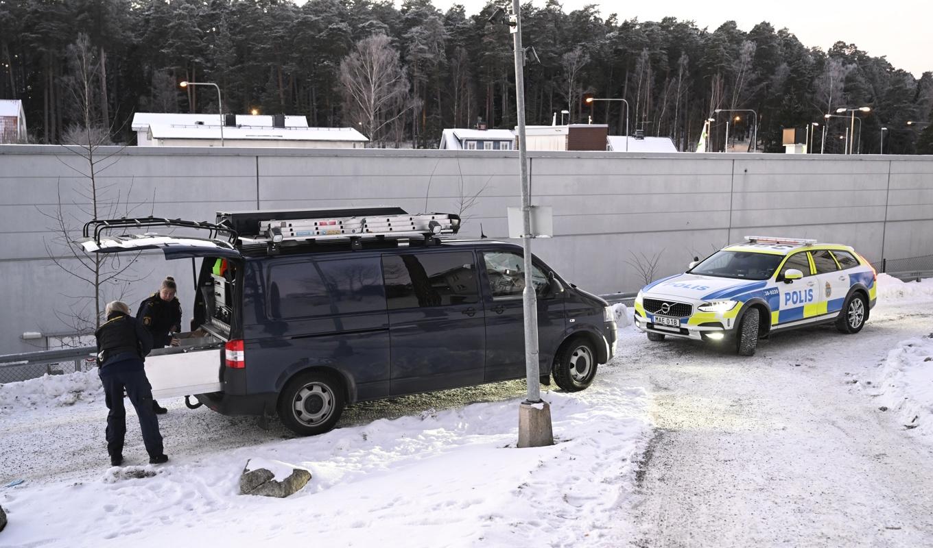 Polisens tekniker på plats i Södertälje sedan ett barn har dödats. Foto: Jessica Gow/TT