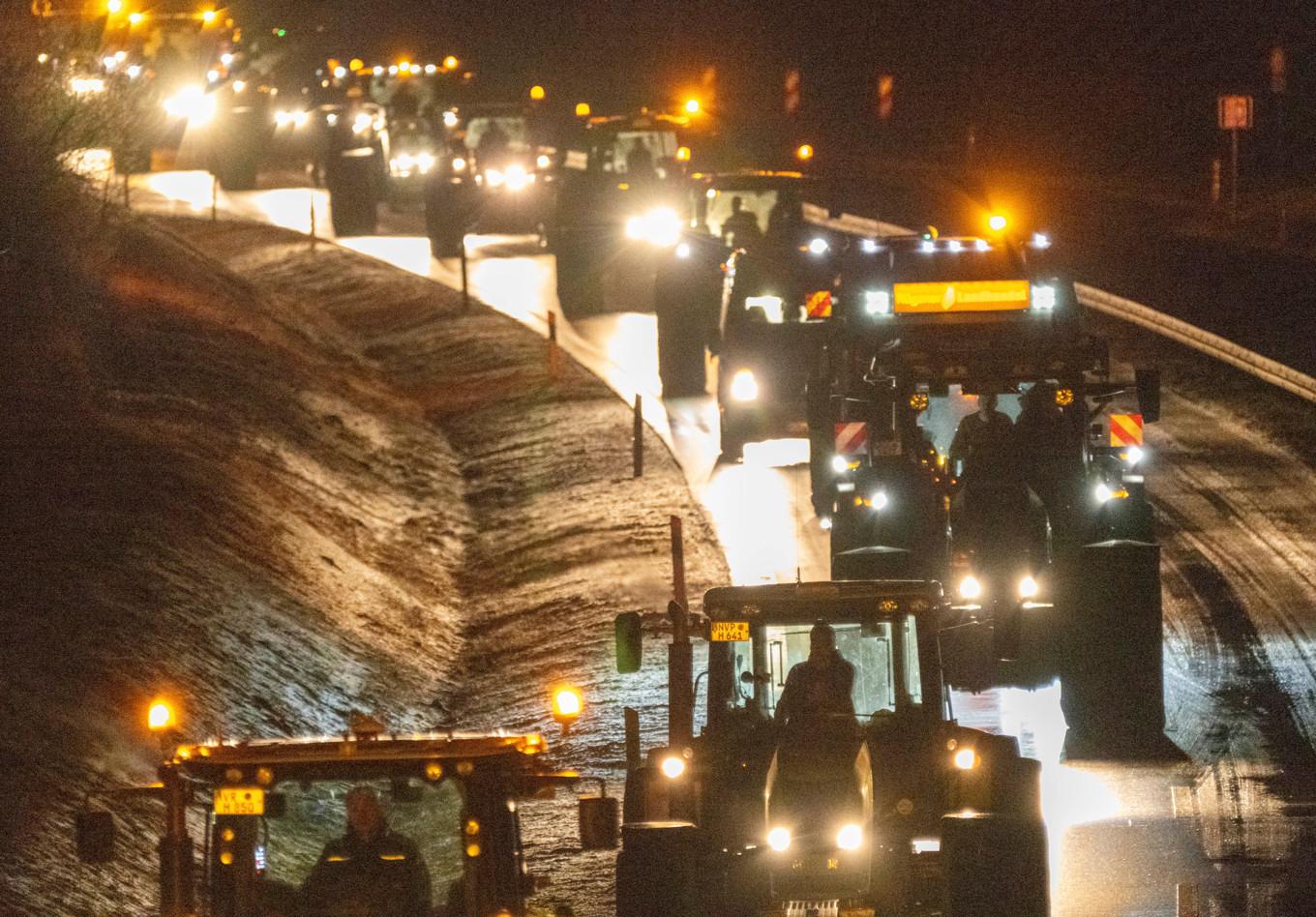 Traktorer på motorvägen B96, utanför Rügen vid tyska Östersjökusten. Foto: Stefan Sauer/DPA via AP/TT