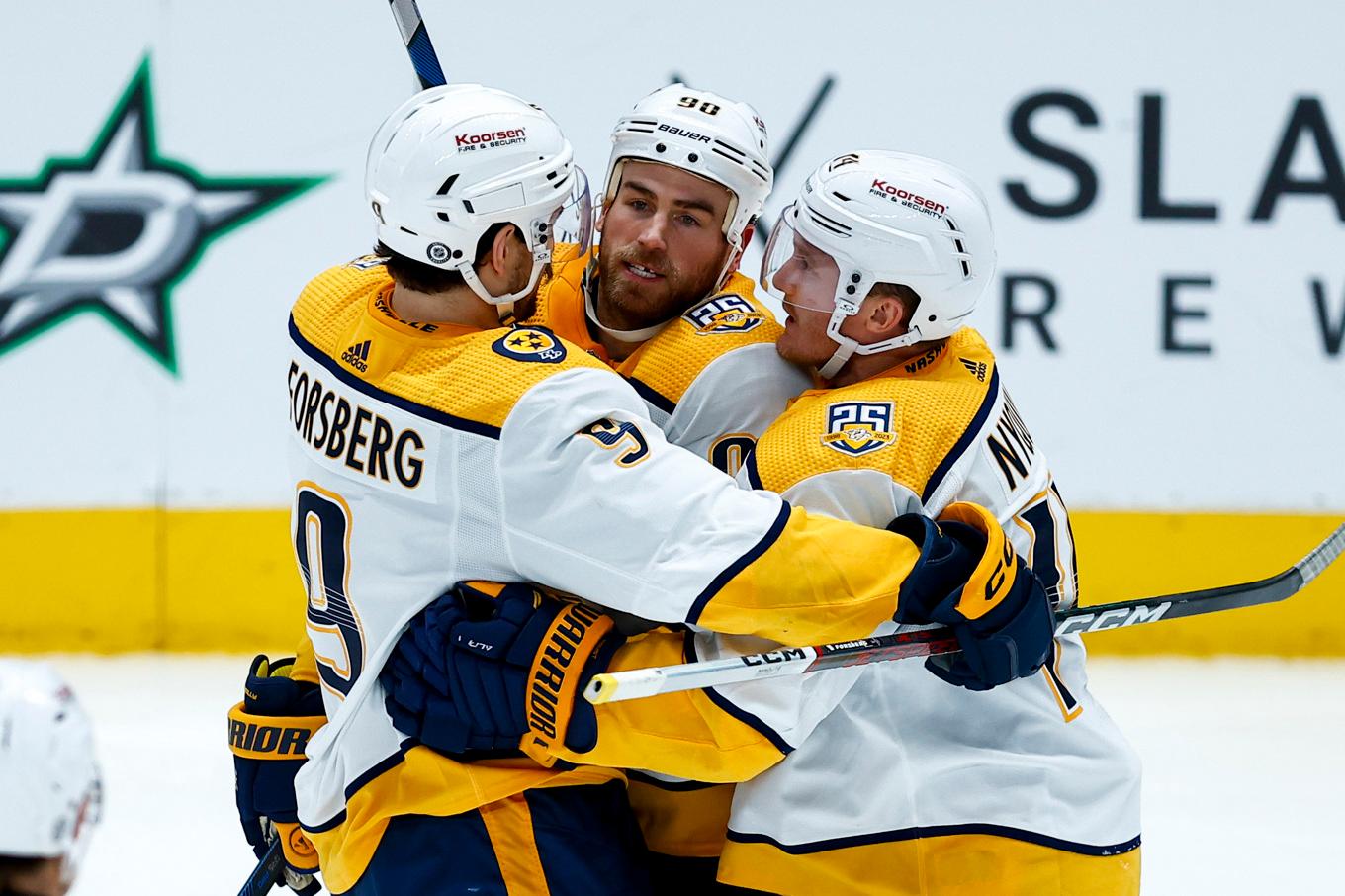 Nashvilles forward Ryan O'Reilly (mitten) har kramkalas med Filip Forsberg (t v) och Gustav Nyquist (14) efter ett av målen i segermatchen borta mot Dallas med 6–3. Foto: Brandon Wade/AP/TT