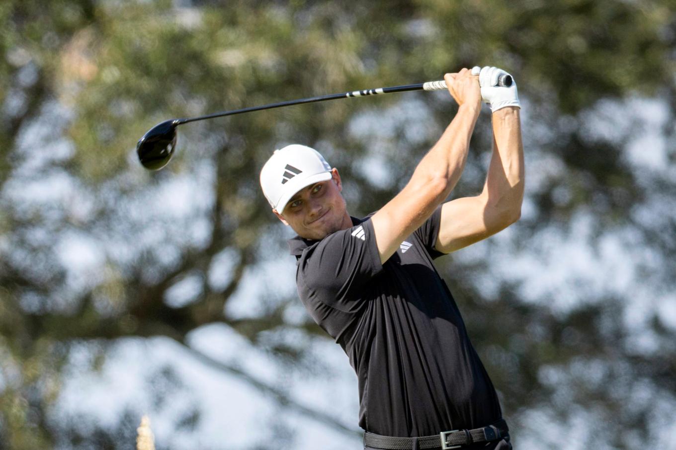 Eslövsonen Ludvig Åberg klättrade i resultatlistan i PGA-tävlingen på Hawaii i den andra rundan medan hans landsman Alex Noren tappade. De ligger dock båda på en delad 26:e plats, fyra slag efter de tre som delar täten. Arkivbild. Foto: Stephen B. Morton/AP/TT