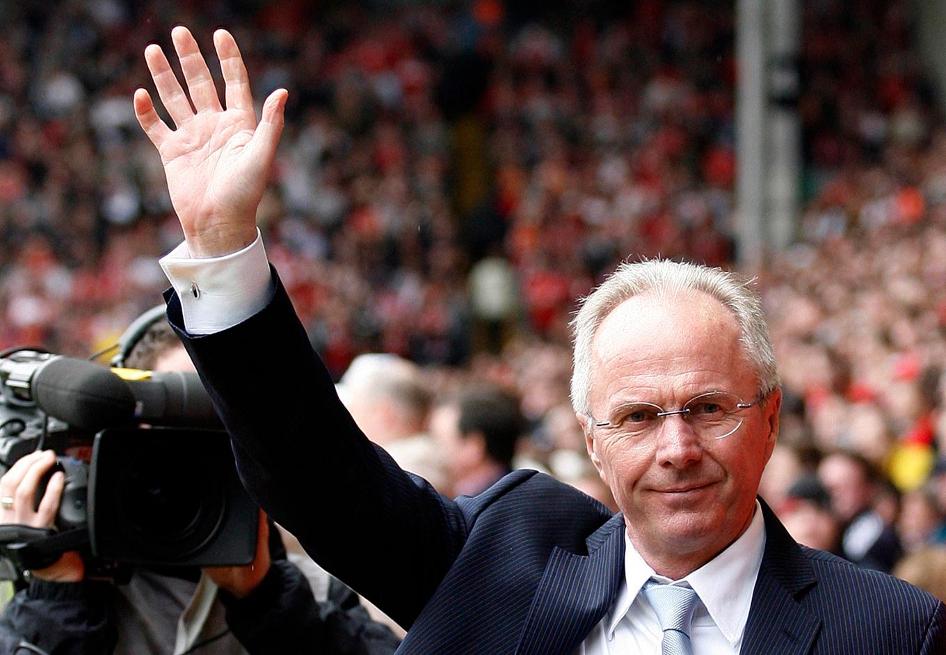 Sven Göran Eriksson vinkar till publiken under en match med Manchester City mot Liverpool i maj 2008. Arkivbild. Foto: Paul Thomas/AP/TT