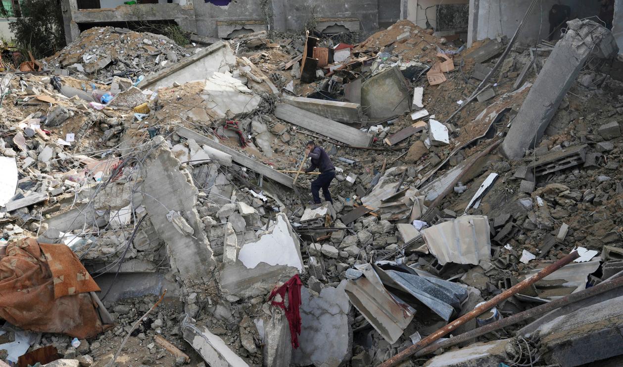 Ödeläggelse efter en israelisk attack mot ett bostadshus i Deir al-Balah, Gazaremsan, den 14 januari. Foto: Adel Hana/AP/TT