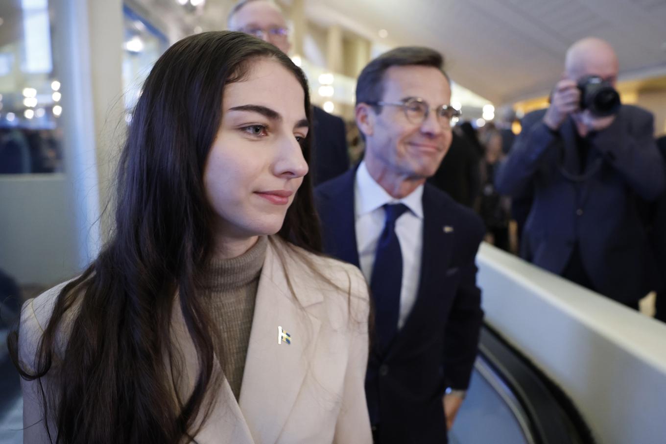 Statsminister Ulf Kristersson (M) och klimat- och miljöminister Romina Pourmokhtari på väg till misstroendeomröstningen. Foto: Christine Olsson/TT