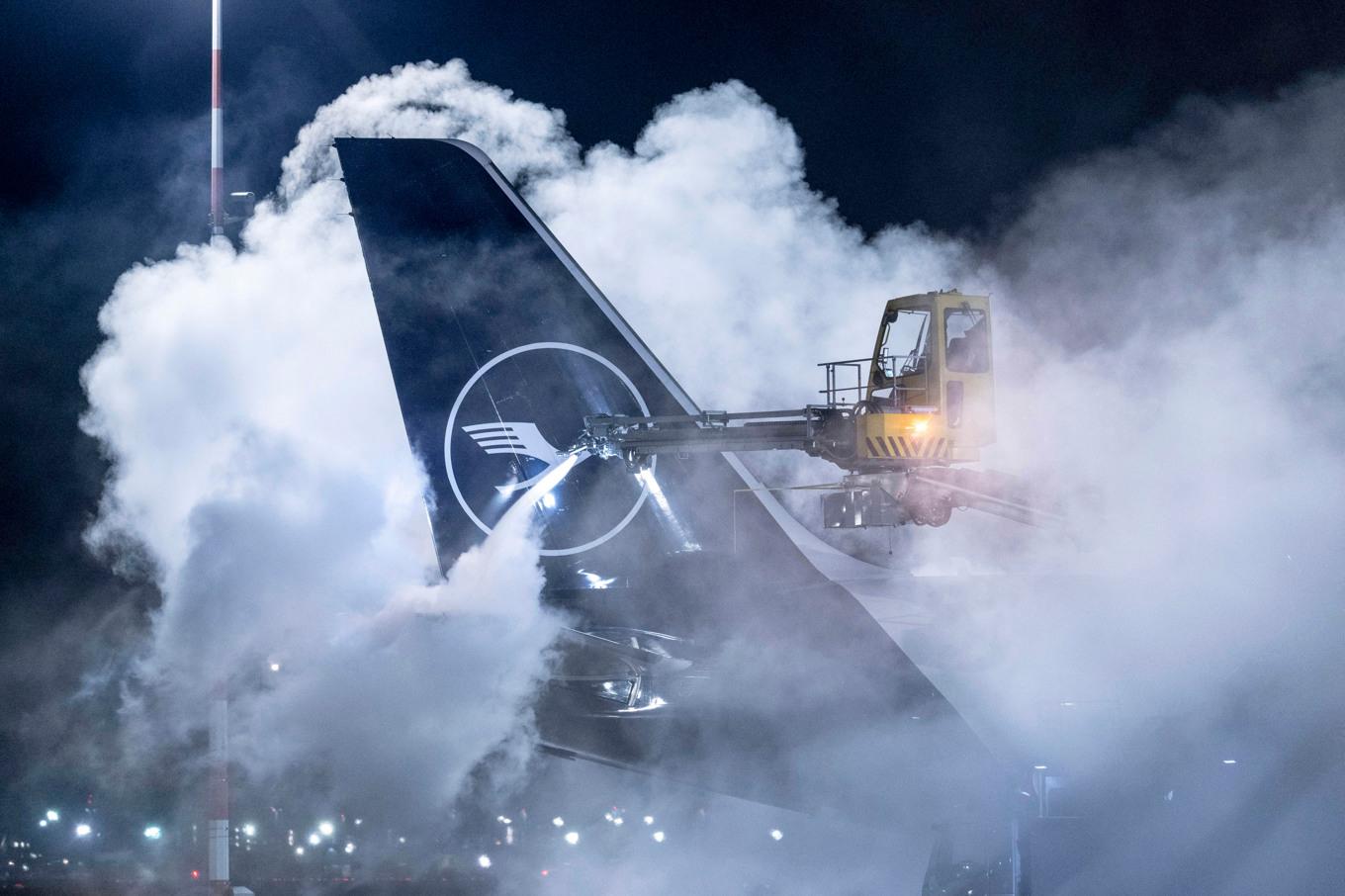 Ett av Lufthansas flygplan under avisning på onsdagen. Ännu på torsdagen är många flyg inställda på grund av kyla och snöfall. Foto: Boris Roessler/AP/TT