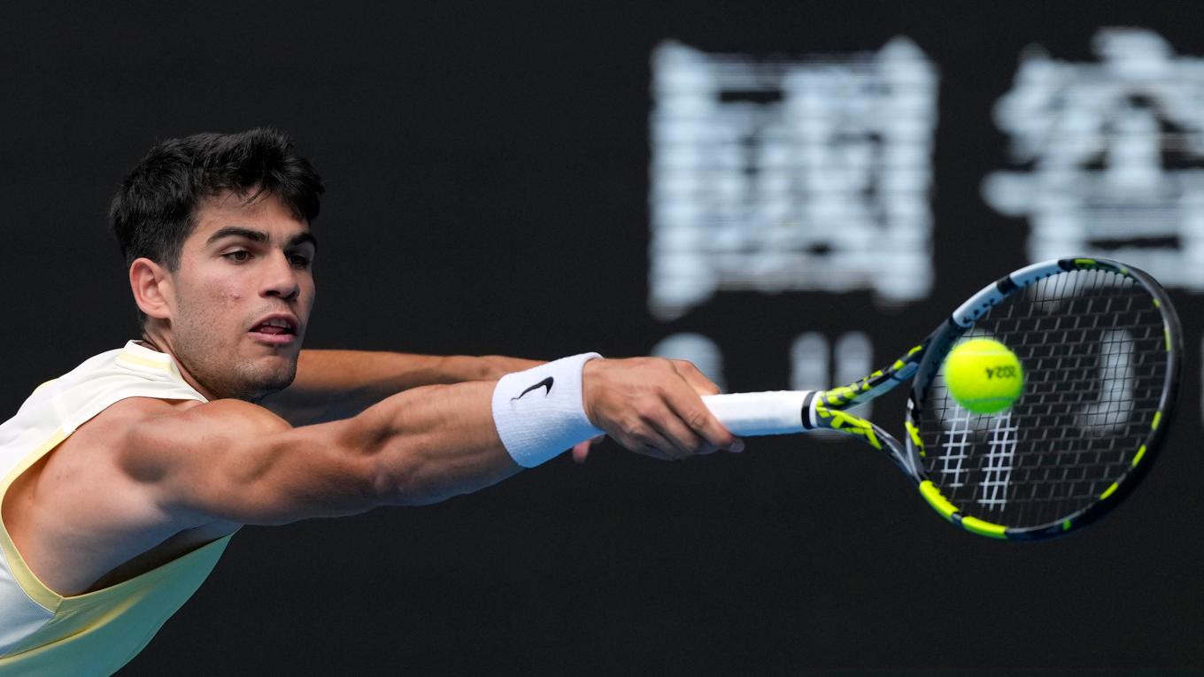 Carlos Alcaraz slår en backhand i matchen mot 18-årige kinesen Shang Juncheng. Foto: Andy Wong/AP/TT