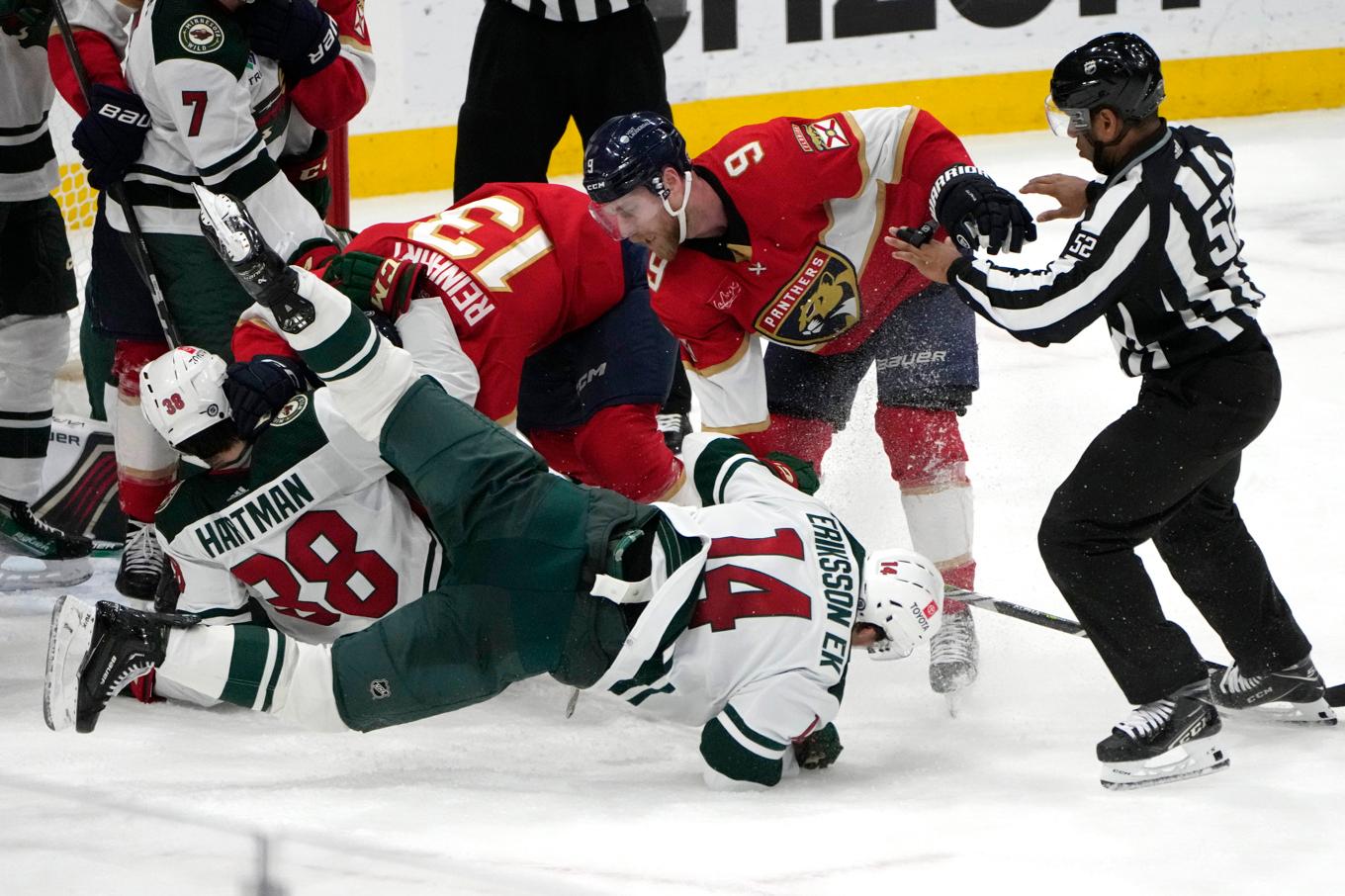 Minnesotas Joel Eriksson Ek (14) faller framför mål i den tredje perioden. Foto: Lynne Sladky/AP/TT