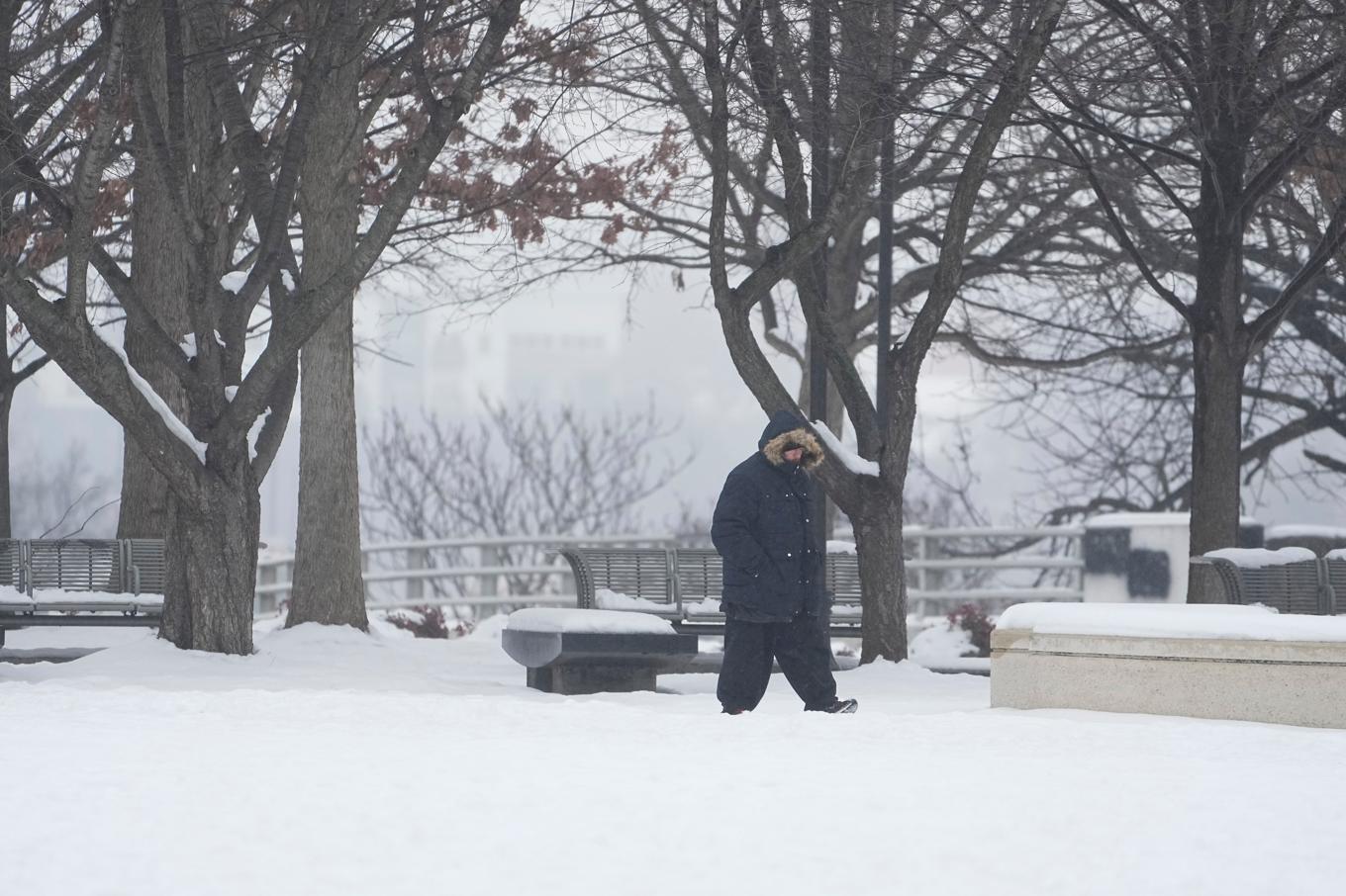 En man promenerar i ett snötäckt Nashville, Tennessee. Bild från i torsdags. Foto: George Walker IV/AP/TT