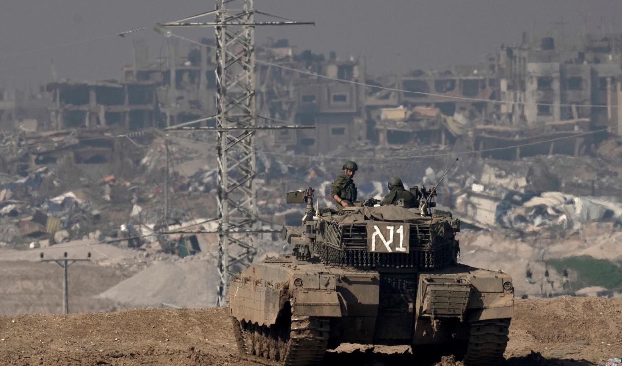 En israelisk stridsvagn vid gränsen mot Gazaremsan i fredags. Foto: Maya Alleruzzo/AP/TT