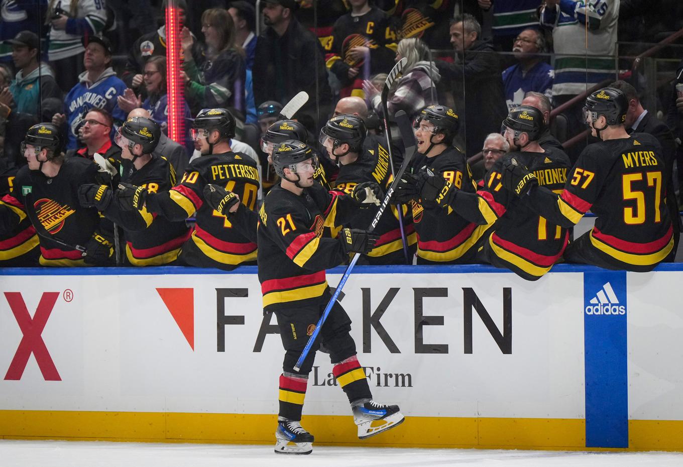 Vancouvers Nils Höglander firar sitt andra mål mot Toronto i NHL-ishockeyn. Vancouver vann till slut matchen med 6–4. Foto: Foto: Darryl Dyck/AP/TT