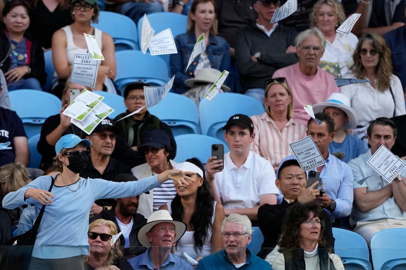 En kvinna genomförde en protestaktion under Australian Open. Foto: Alessandra Tarantino/AP/TT