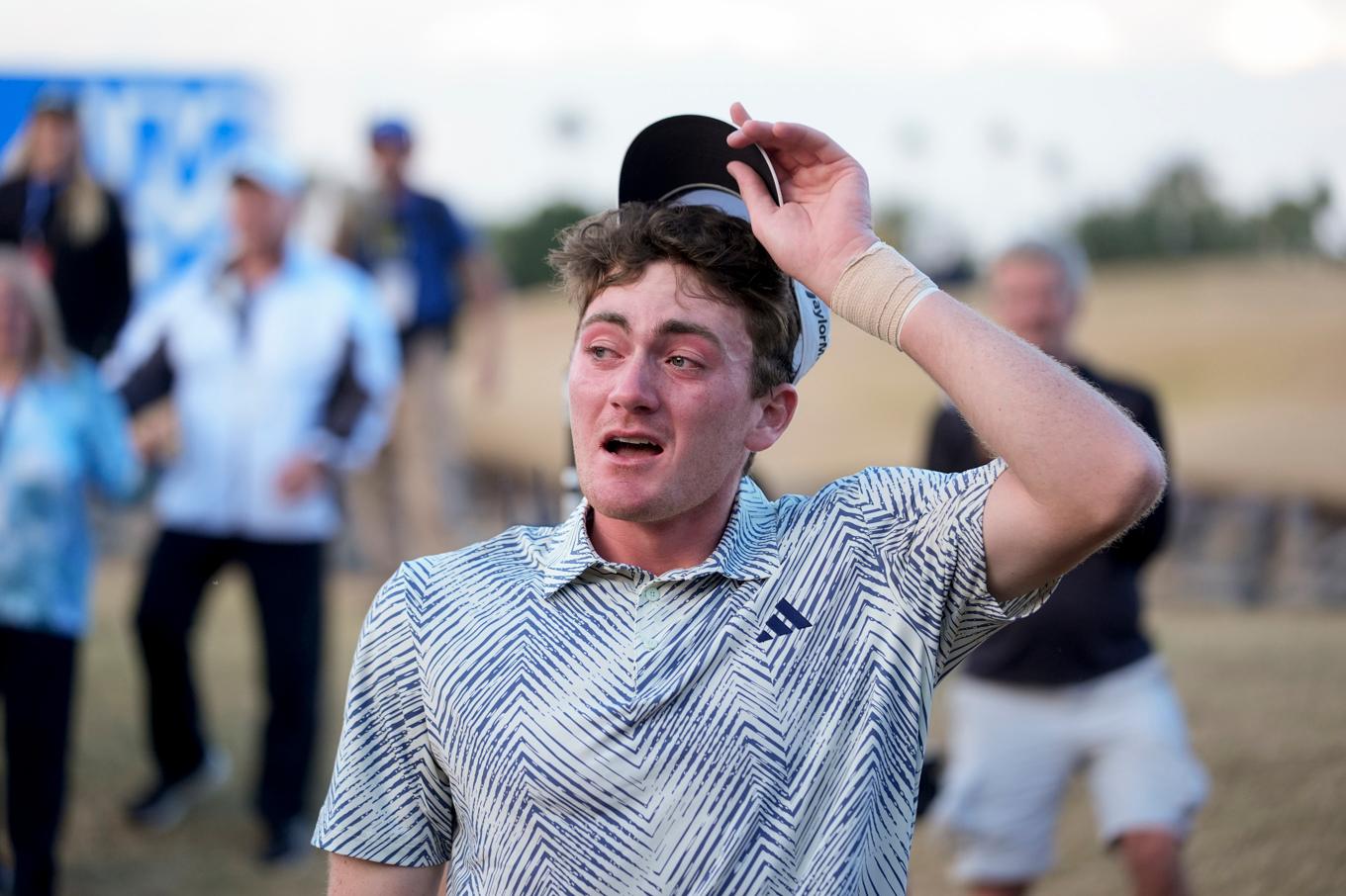 Golfaren Nick Dunlap är den förste amatören som vunnit en PGA-tourtävling sedan 1991. Här ses han direkt efter sista slaget. Foto: Ryan Sun/AP/TT