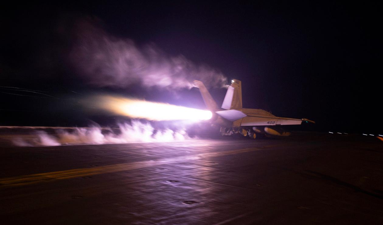 Ett amerikanskt flyg lyfter från ett hangarfartyg på Röda havet i samband med att USA och Storbritannien utförde gemensamma räder mot mål tillhörande Huthirörelsen tidigare i veckan. Arkivbild. Foto: AP/TT