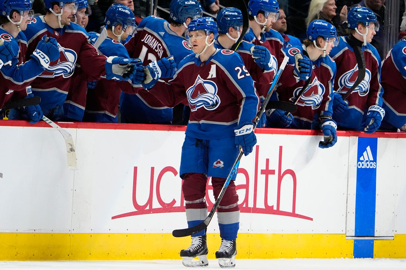 Colorados Nathan MacKinnon firar ett av sina fyra mål mot Washington. Foto: David Zalubowski/AP/TT