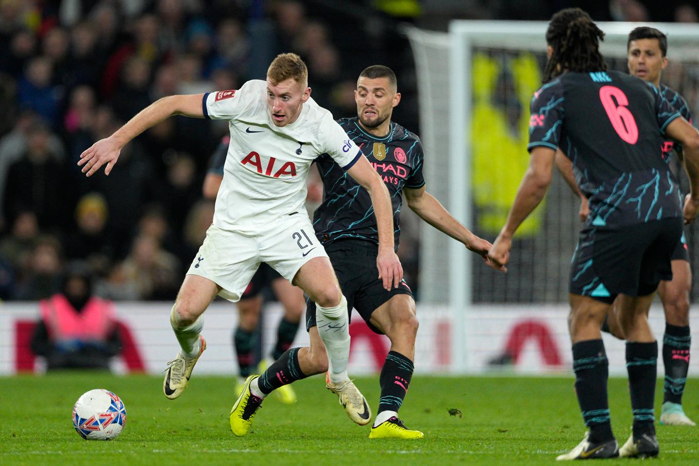 Tottenhams Dejan Kulusevski i duell mot Manchester Citys Mateo Kovacic i FA-cupmötet. Foto: Dave Shopland/AP/TT