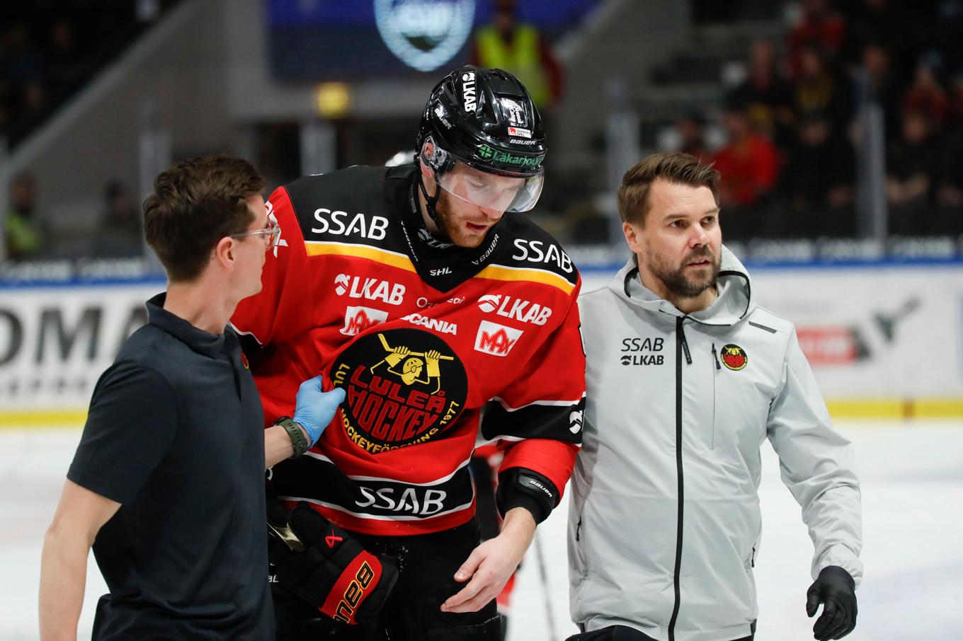 Skadeoro. Oscar Eklind får, som en av fyra Luleåspelare, lämna isen med skada i hemmaförlusten mot Linköping. Foto: Pär Bäckström/TT