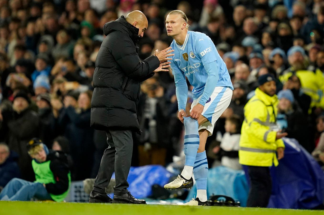 Manchester City-tränaren Pep Guardiola ger direktiv till Erling Haaland som gjorde comeback efter fotskadan med ett inhopp mot Burnley. Foto: Dave Thompson/AP/TT