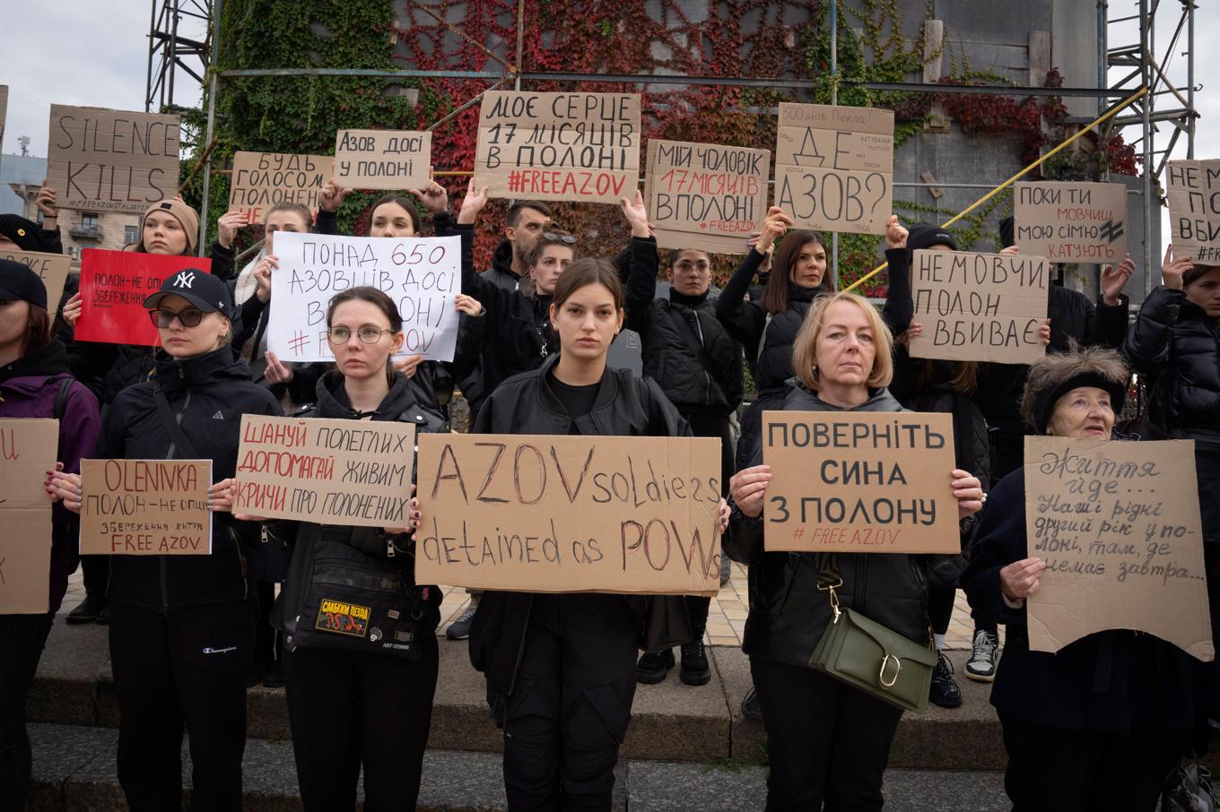 Ukraina och Ryssland har utväxlat krigsfångar. Bland de ukrainare som kommer hem finns soldater från Azovstal-stålverket i Mariupol. Här demonstrerar anhöriga till krigsfångar som togs där, i Kiev i oktober. Arkivbild. Foto: Efrem Lukatsky/AP/TT