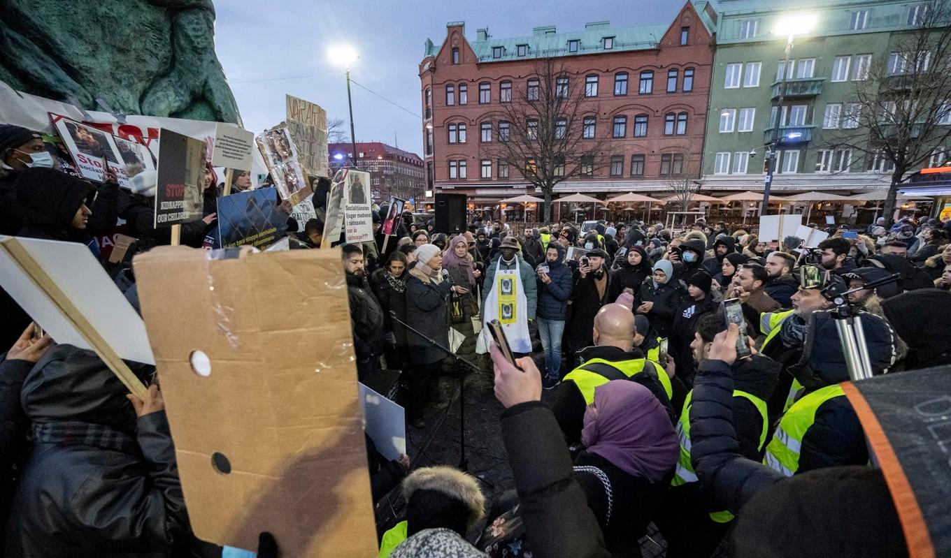 Desinformationskampanjerna mot svensk socialtjänst är hybridkrigföring, enligt Johan Westerholm. Här ses partiet Nyans demonstrera mot Socialtjänsten, i Malmö den 19 februari 2022. Foto: Johan Nilsson/TT