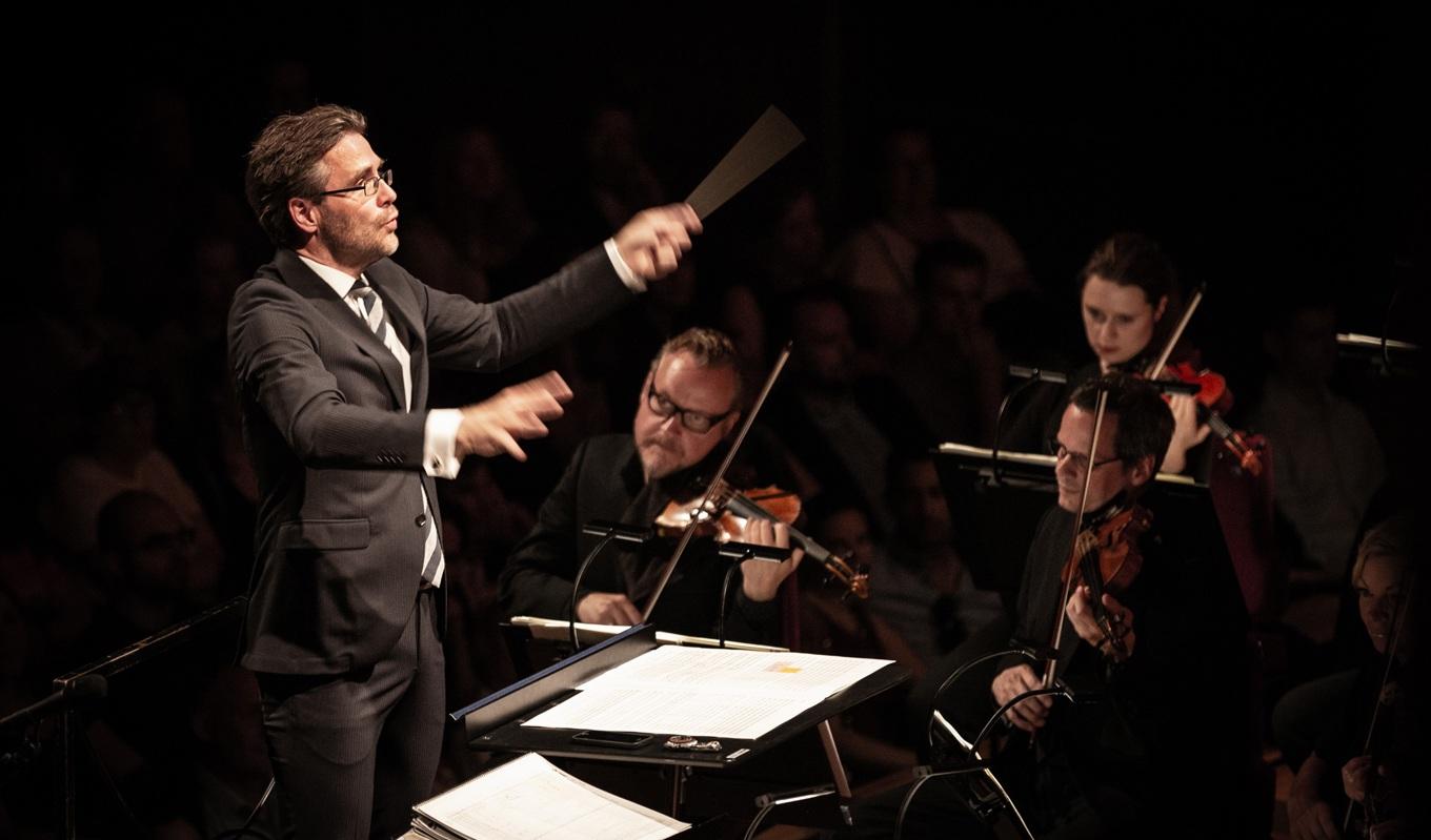 Dirigenten Alexander Hanson leder med föredömlig inlevelse och precision Filharmonikerna i musiksagan Peter och vargen. Foto: Nadja Sjöström