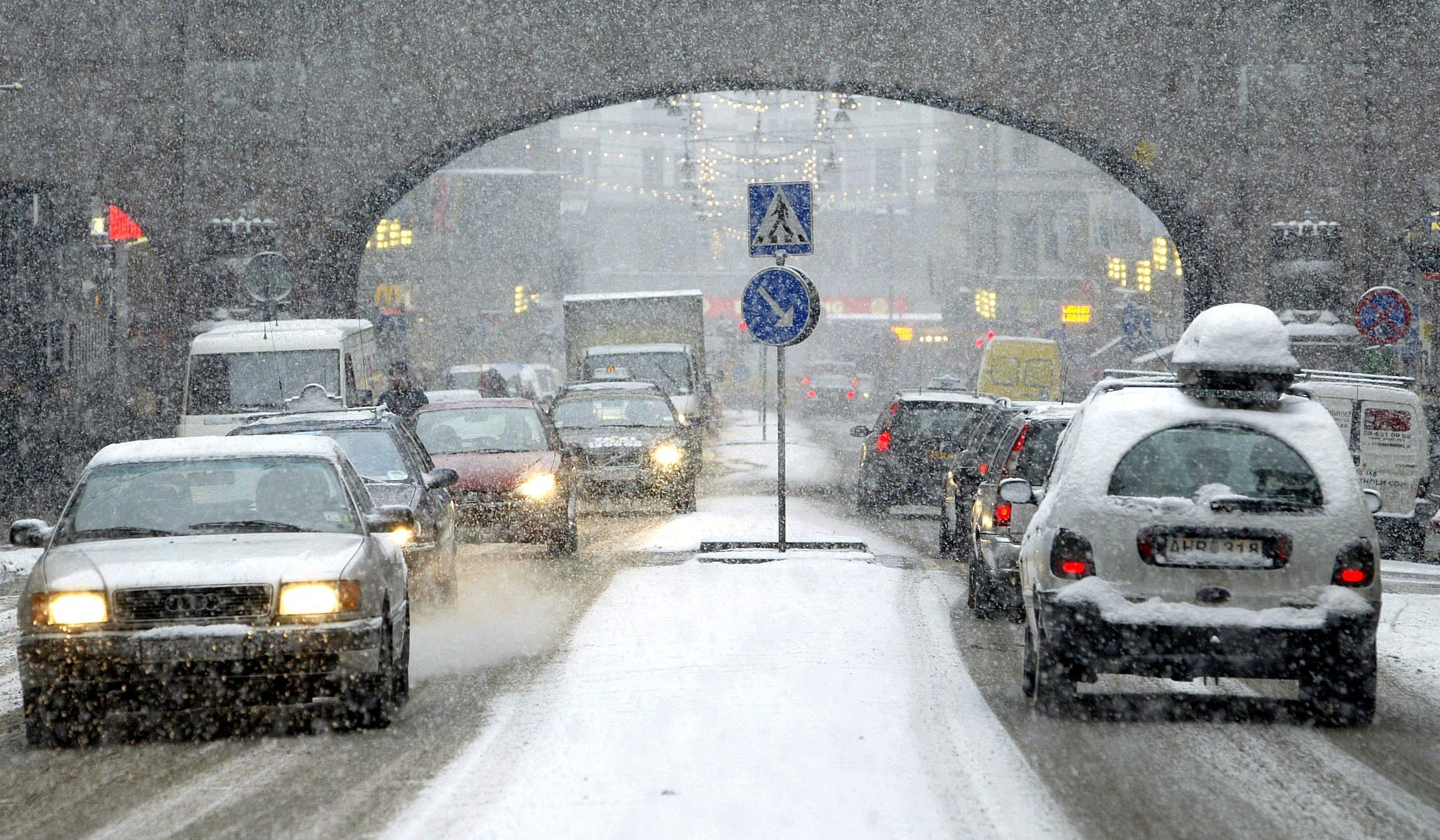 Någon eller några kastade stenar och is mot fordon i Västhaga i Örebro på måndagen och tisdagen. Foto: Sven Nackstrand/AFP via Getty Images