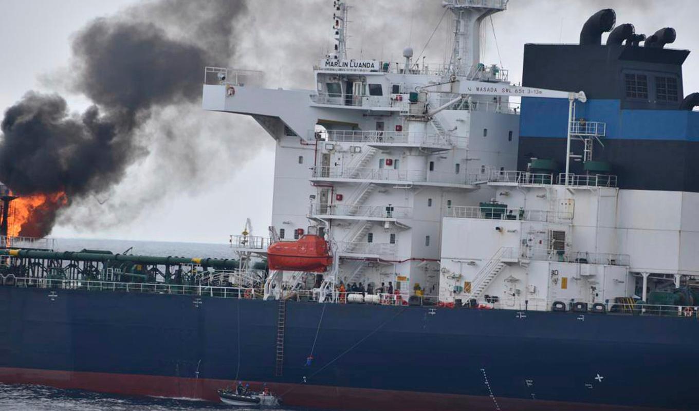 Den 27 januari 2024, attackerades Marshall Islandsflaggade oljetankern Marlin Luanda i Röda havet av Huhtirebeller. Bilden kommer från Indiens flotta. Foto: Indian Navy/TT/AP