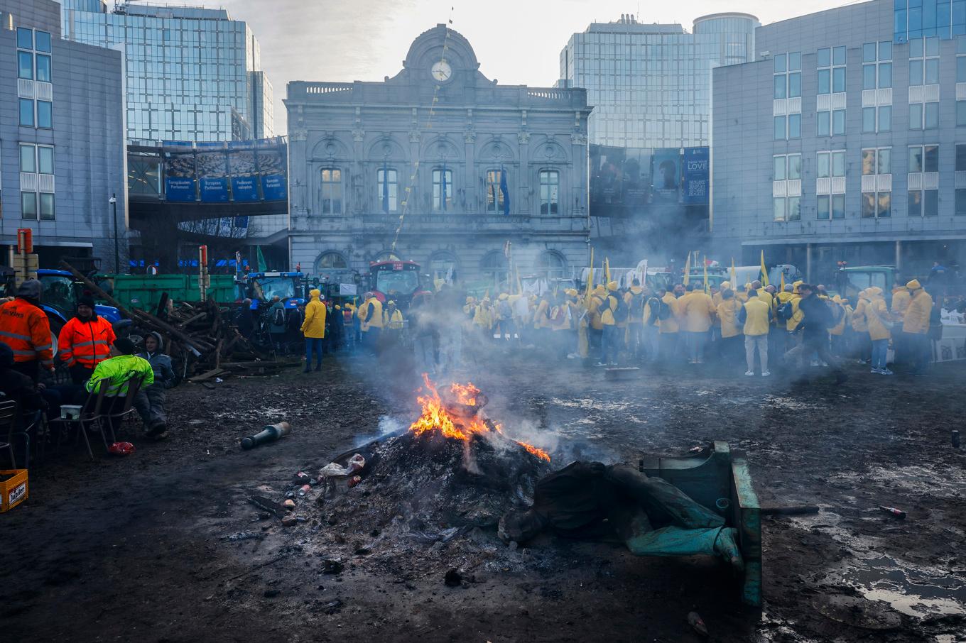 Ilskna jordbrukare tände brasor och välte statyer framför EU-parlamentet i Bryssel i torsdags. Arkivfoto. Foto: Thomas Padilla/AP/TT