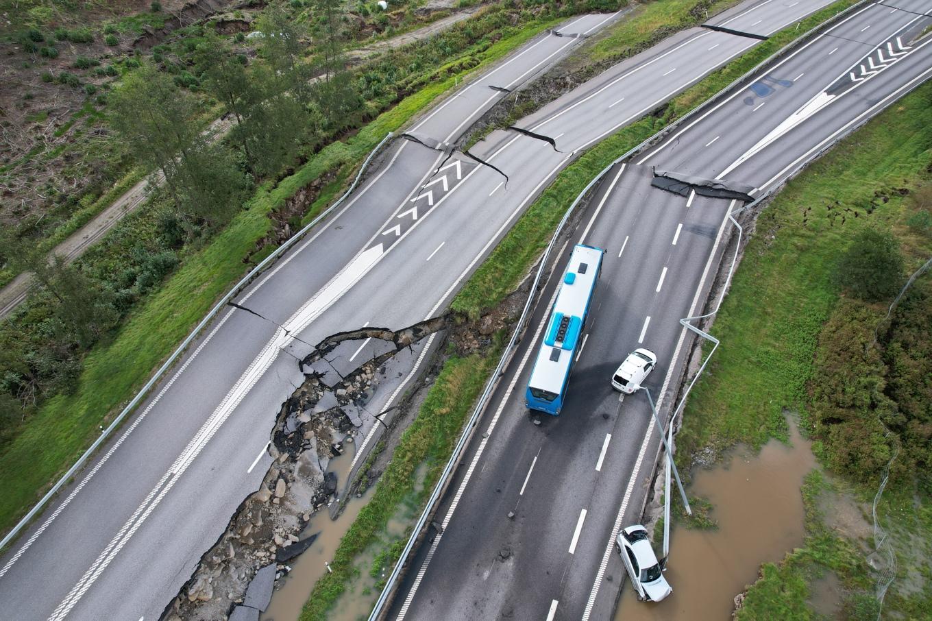 Det stora jordskredet inträffade natten mot den 23 september i fjol och ledde till omfattande skador på vägbanan och närliggande byggnader. Arkivbild Foto: Hanna Brunlöf Windell/TT