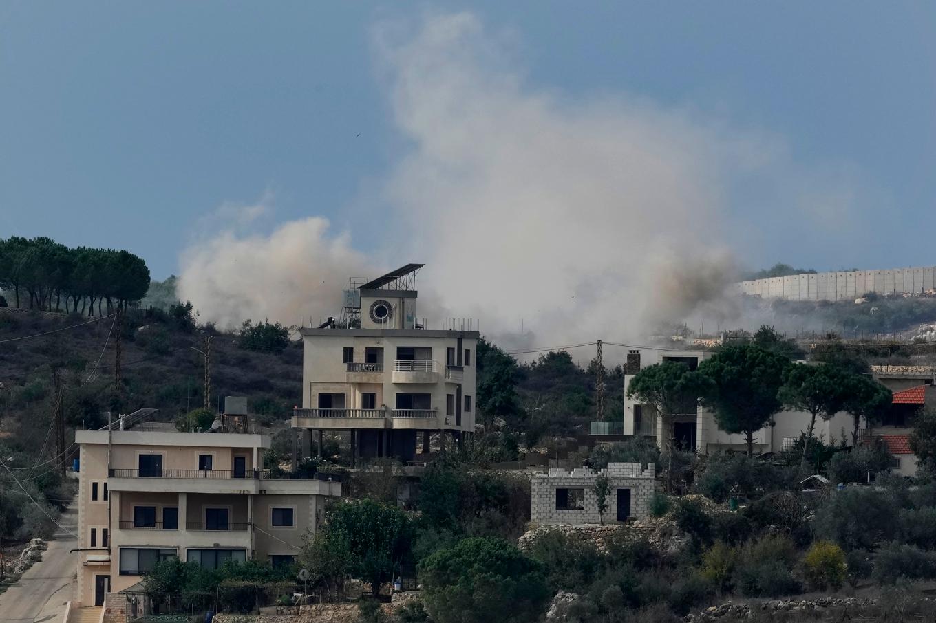 Rök stiger efter ett israeliskt anfall i Libanon i november i fjol. Arkivbild. Foto: Hussein Malla/AP/TT