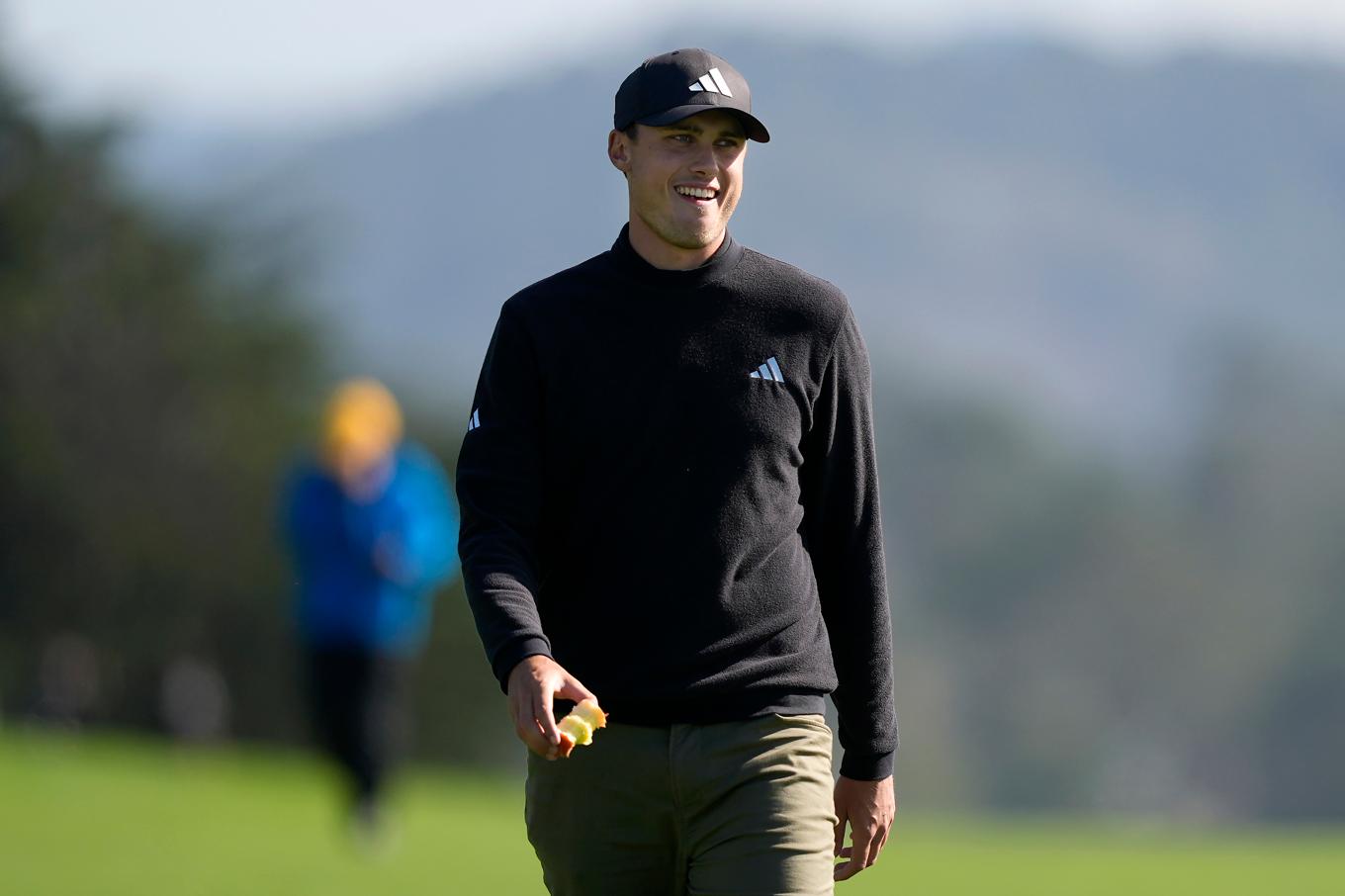 En glad Ludvig Åberg på det 14:e hålet på klassiska Pebble Beach i Kalifornien. Foto: Ryan Sun/AP/TT