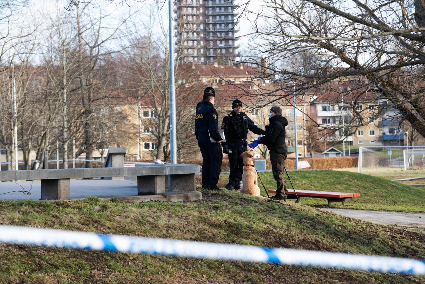 Polisen har spärrat av området i centrala Växjö där en död person har påträffats. Foto: Lina Alriksson/TT