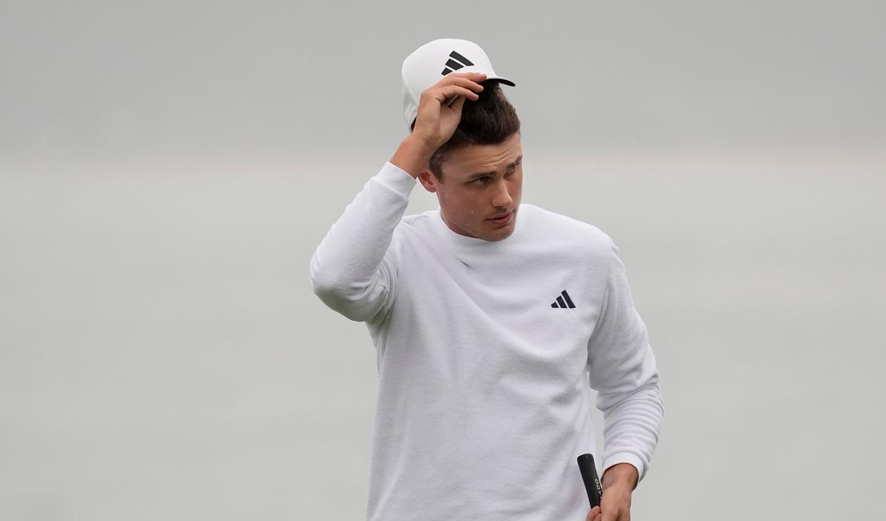 Svenske Ludvig Åberg lyfter på kepsen efter en birdie på sista hålet på Pebble Beach. Sammanlagt blev det fem birdies under tredje rundan. Foto: Ryan Sun/AP/TT