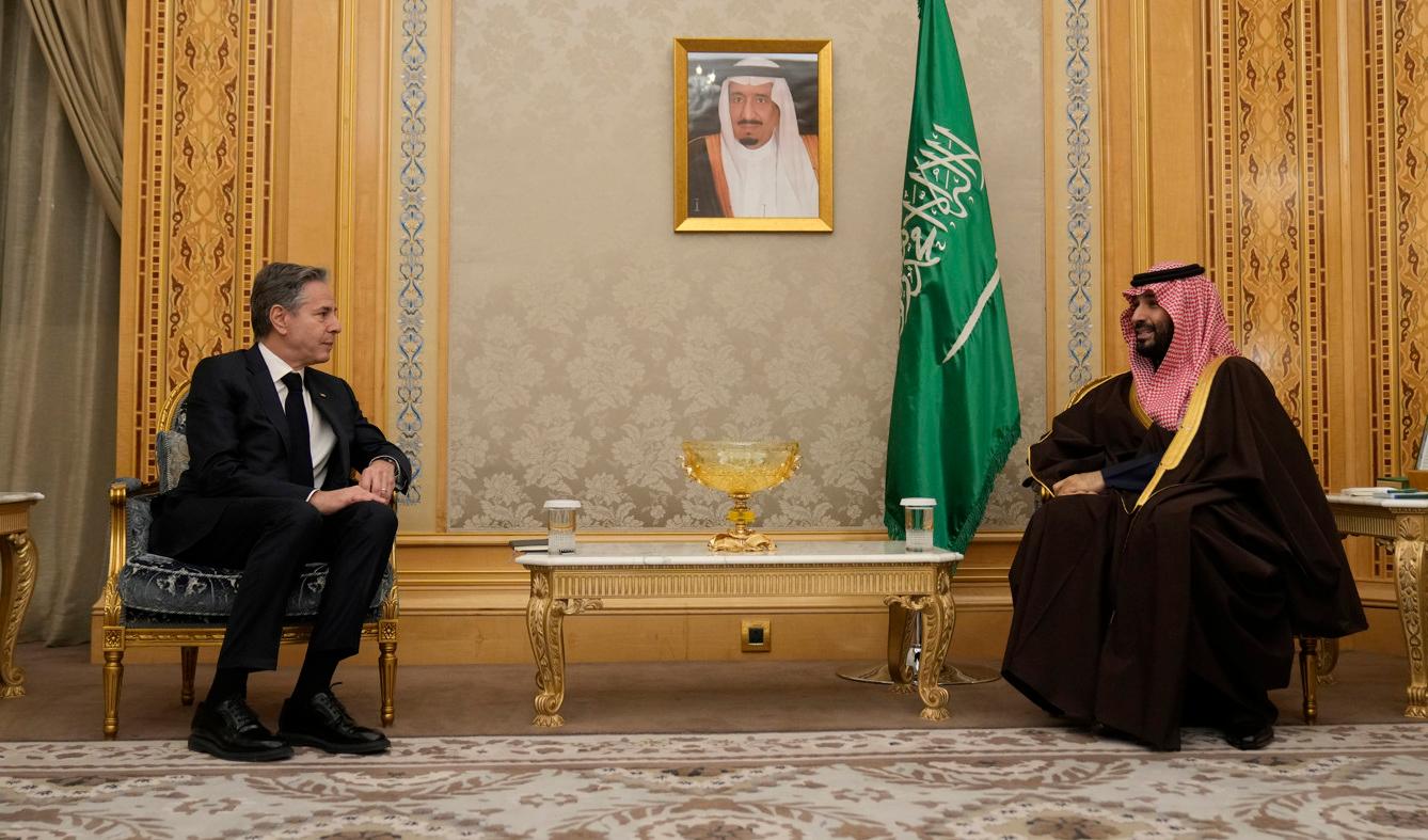 USA:s utrikesminister Antony Blinken i möte med Saudiarabiens kronprins Mohammed bin Salman. Foto: Mark Schiefelbein/Pool via AP/TT
