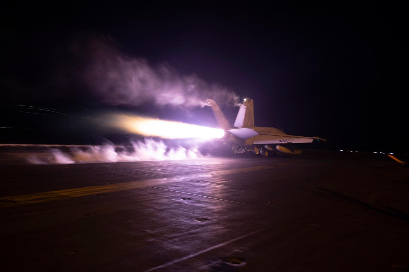 Ett amerikanskt flyg lyfter från ett hangarfartyg i Röda havet. Arkivbild. Foto: Kaitlin Watt/U.S. Navy via AP/TT