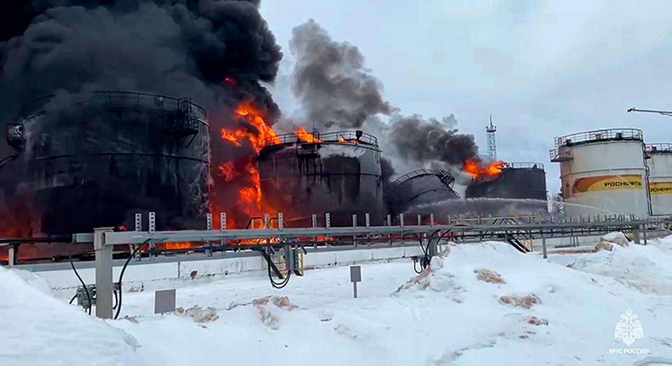 Ett foto taget vid en tidigare ukrainsk attack mot en rysk oljeanläggning, denna i regionen Bryansk i närheten av den ukrainska gränsen. Foto: Bryansk guvernör via Telegram/AP/TT