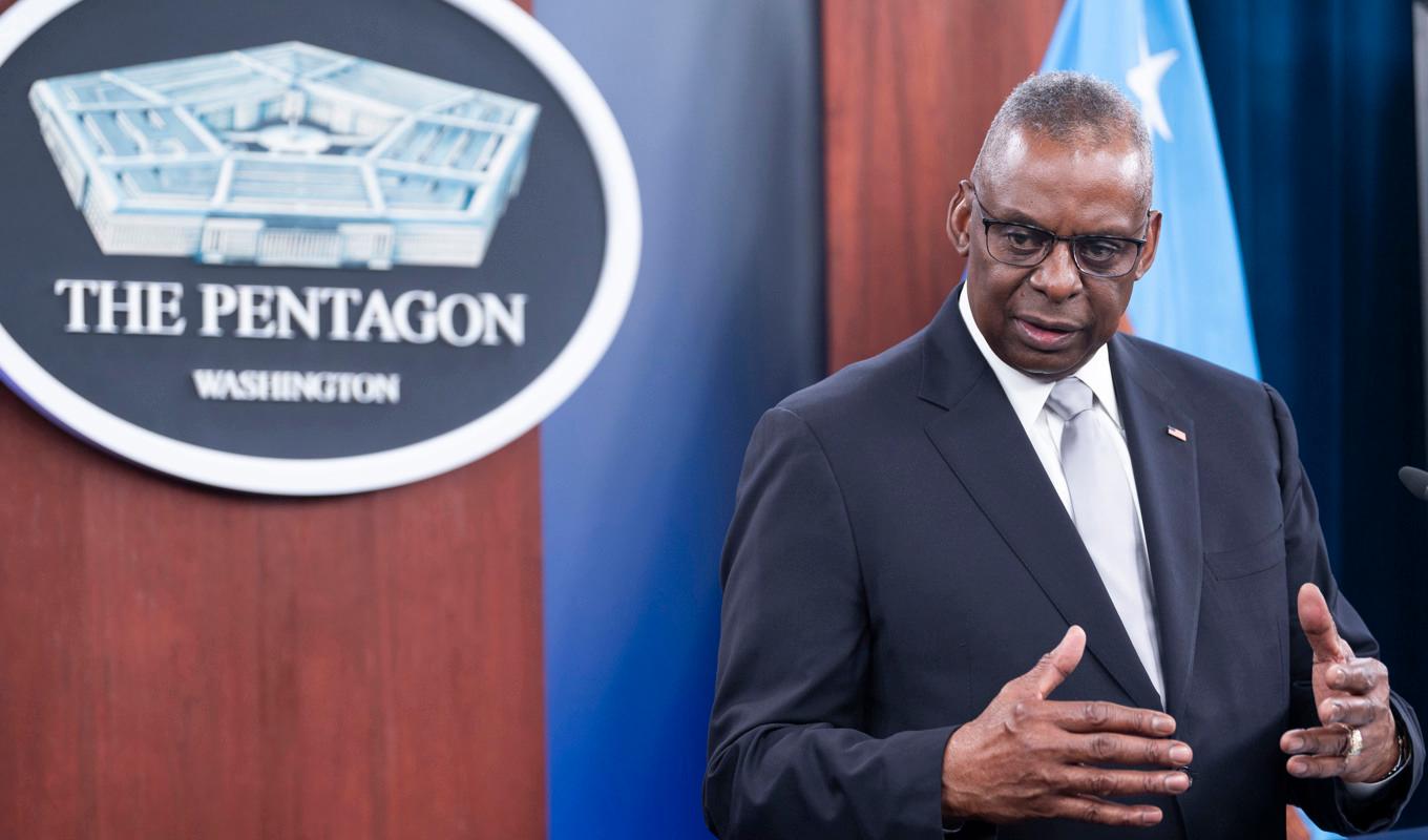 Försvarsminister Lloyd Austin på en briefing vid Pentagon den 1 februari. Foto: Kevin Wolf/AP/TT